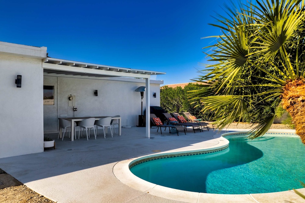 Retro Desert Retreat - Ideal Palm Springs