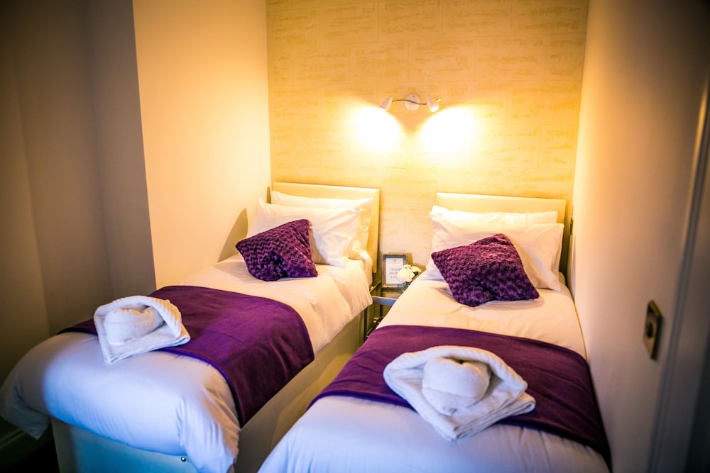 Flat 2, Falcondale House 5 South Cliff
