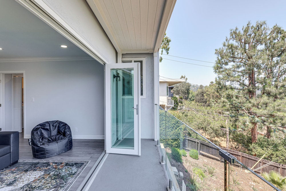 2 Mi to Rose Bowl Stadium: Mtn-view Gem w/ Patio