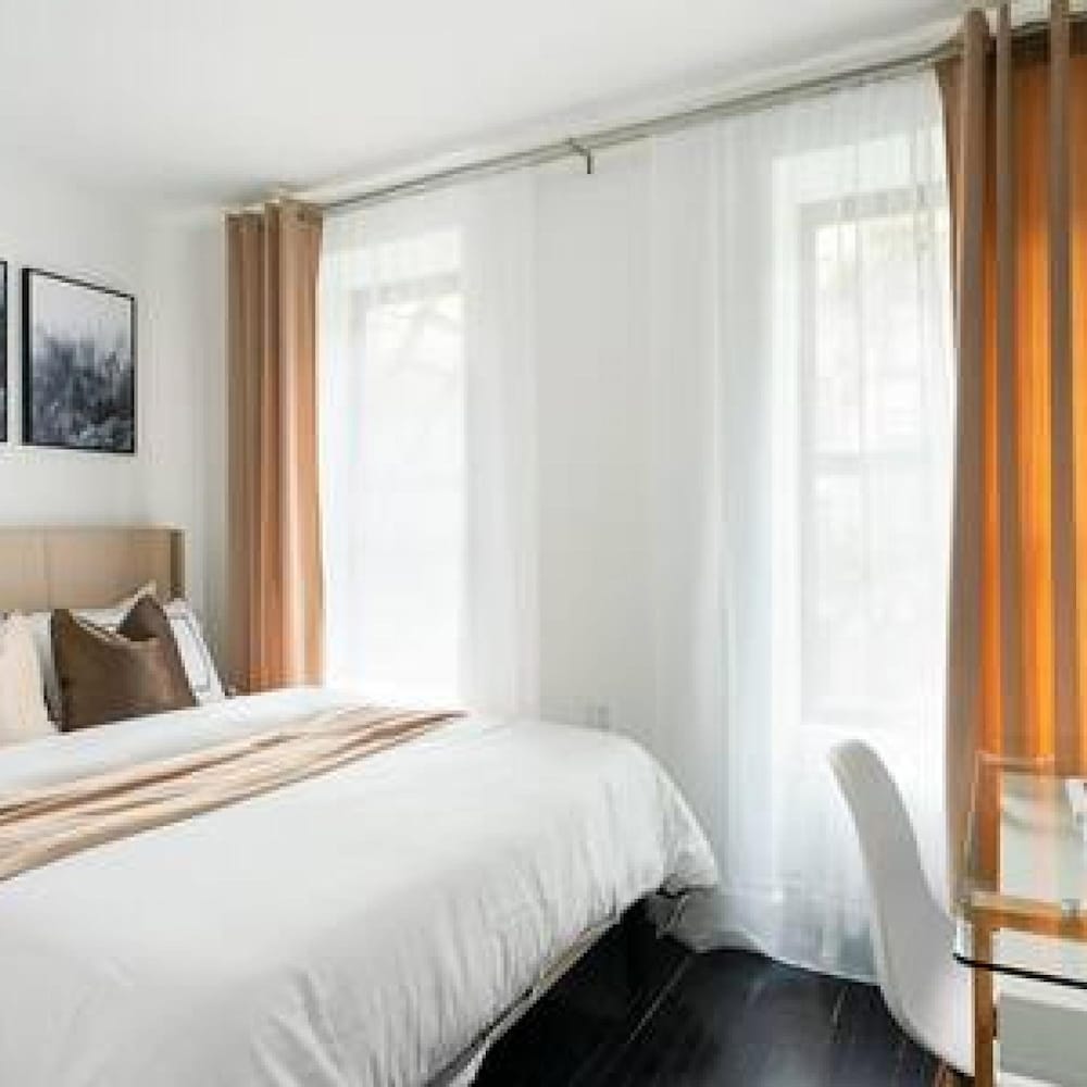 444-3 1BR Hell s Kitchen- Newly Furnished -elevator