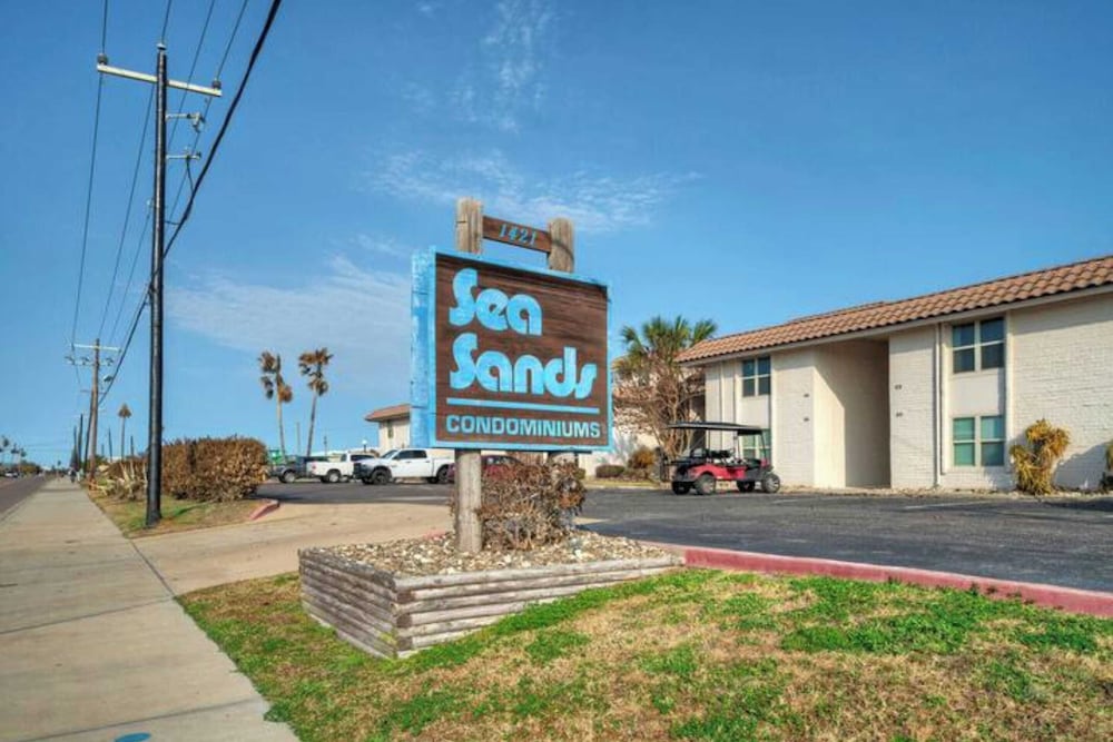 Sleeps 20 3 Condos w/ Beach Access, Pool, Tennis Courts Sea Sands Complex