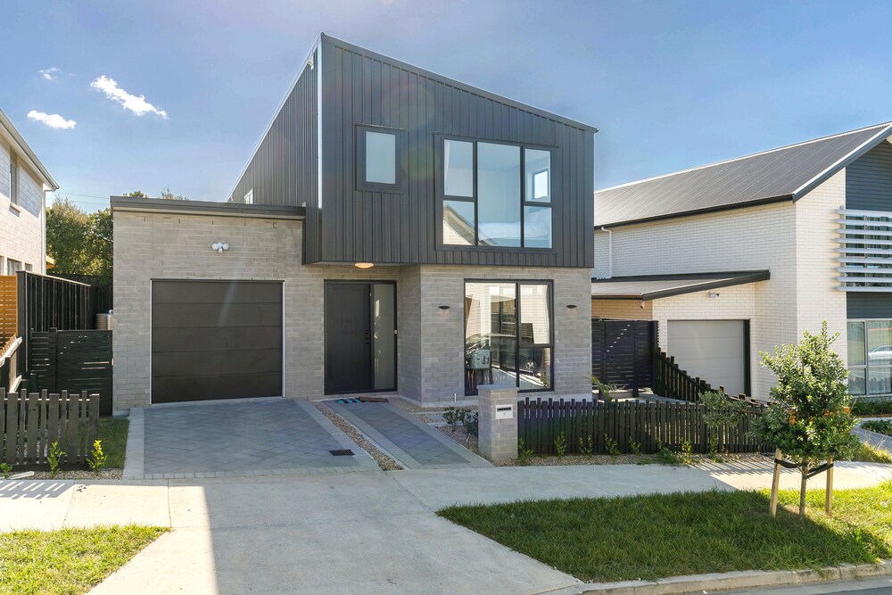 Hero Holiday House L12