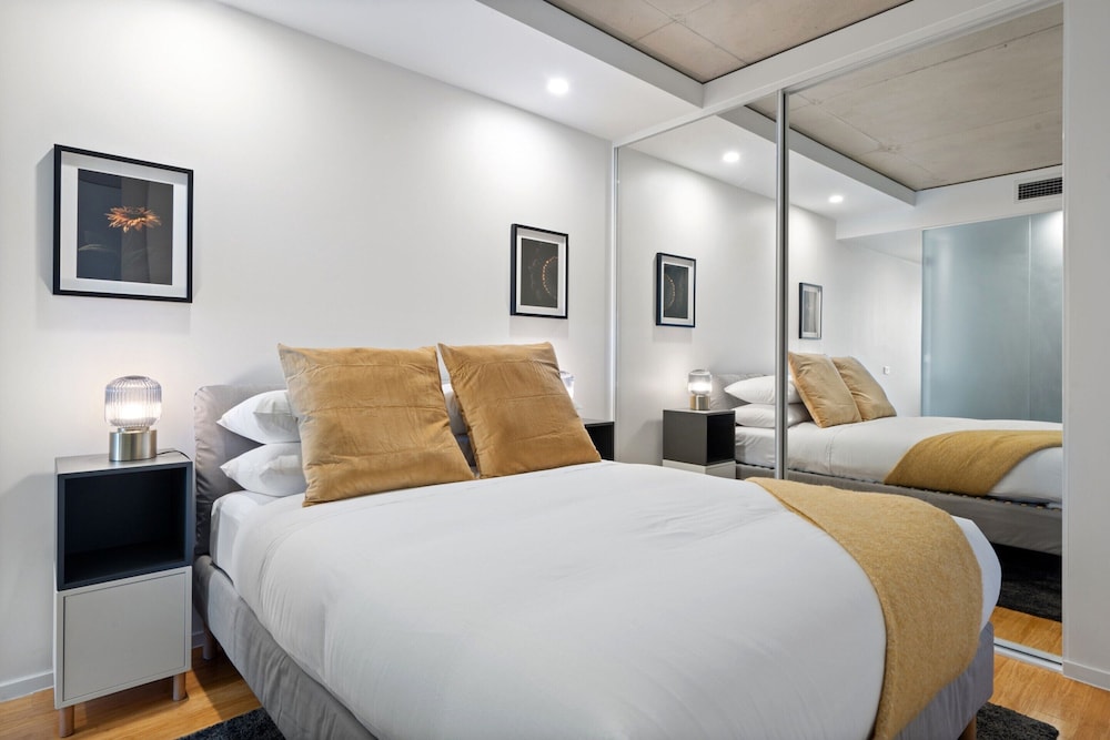 Chic 1-bed Apartment Near Canberra's Bustling CBD