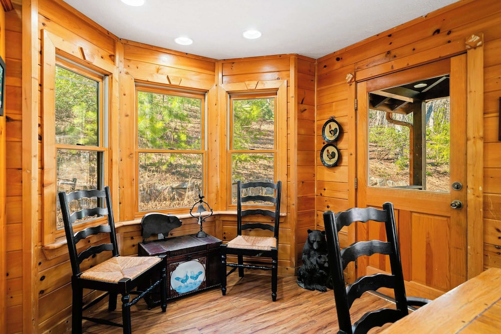 New! Riverfront Retreat Sleeps 12 Ellijay