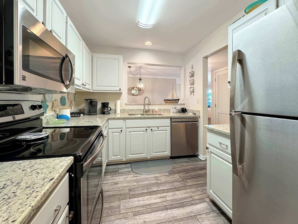 Coastal Retreat - Stay for 6!