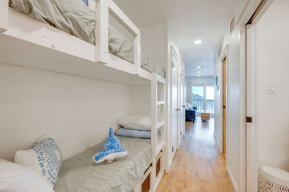 Steps to Beach: Corpus Christi Condo w/ Balcony