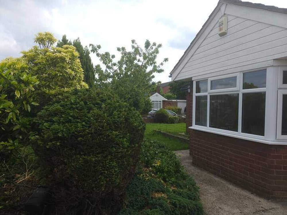 Pet Friendly - 2 Bedrooms - 4 Guests - Parking