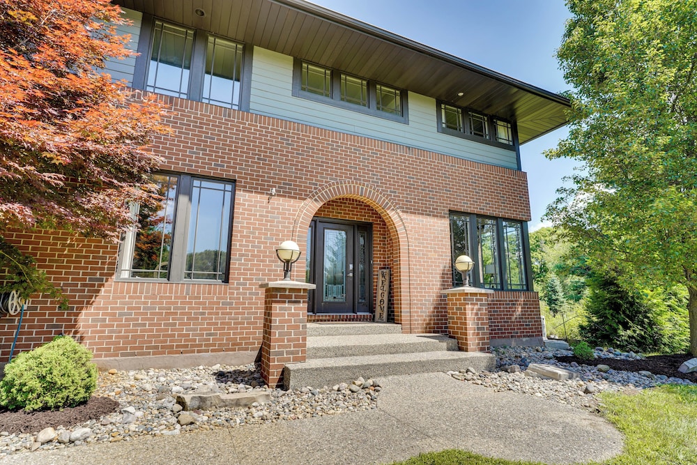 Spacious Family Getaway: 8 Mi to Main St Ann Arbor