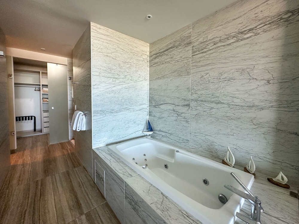 2BR Iconic Oceanfront Escape