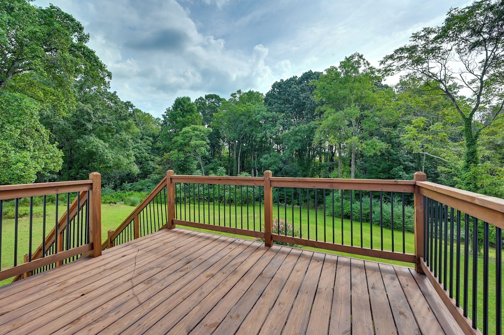 12 Mi to Downtown Winston-salem: Apt w/ Balcony!