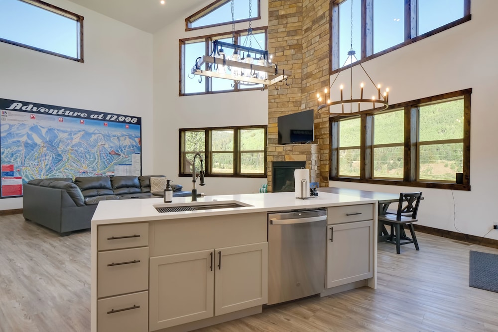 Aspen Grove Views: Spacious Duplex 5 Mi to Breck