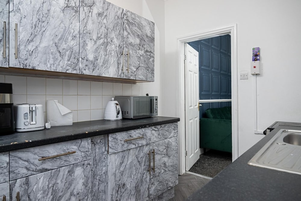 4-bedroom- Stoke-on-trent Sleeps 8- pet Friendly