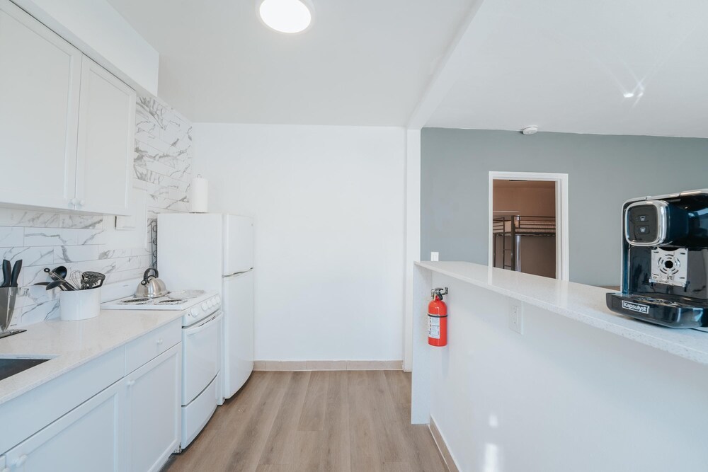 Charming Sunset Cove In Hollywood FL Free Parking