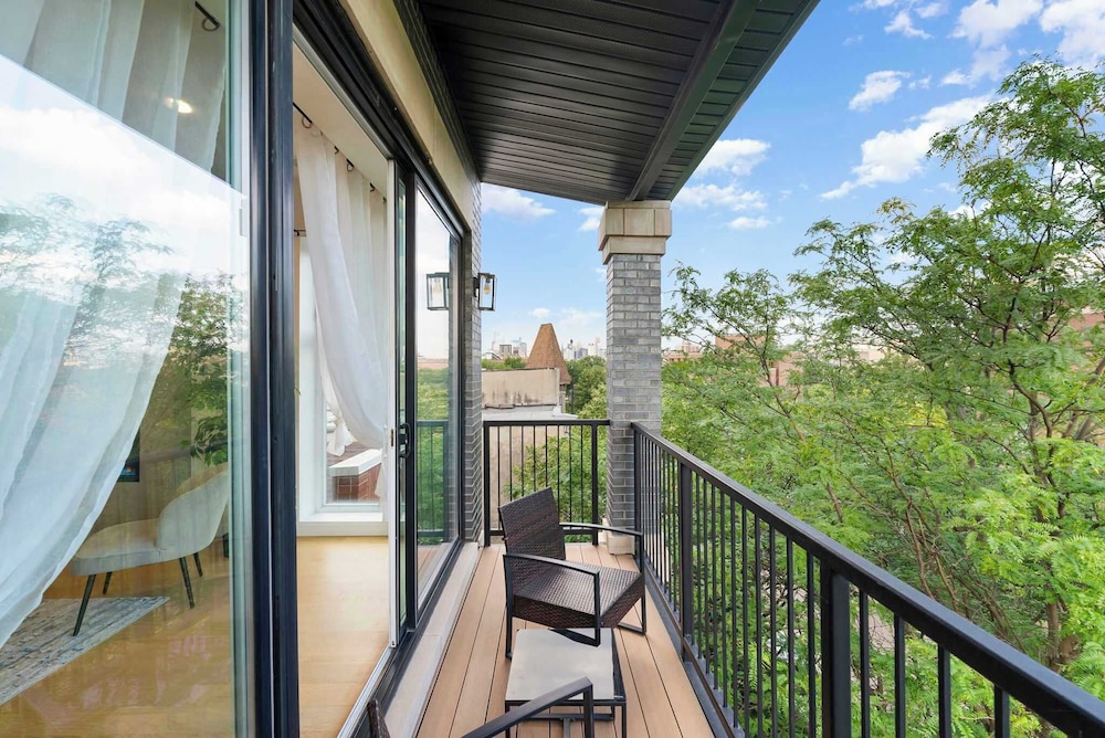 New 3bed 2bath Condo With Parking by United Center
