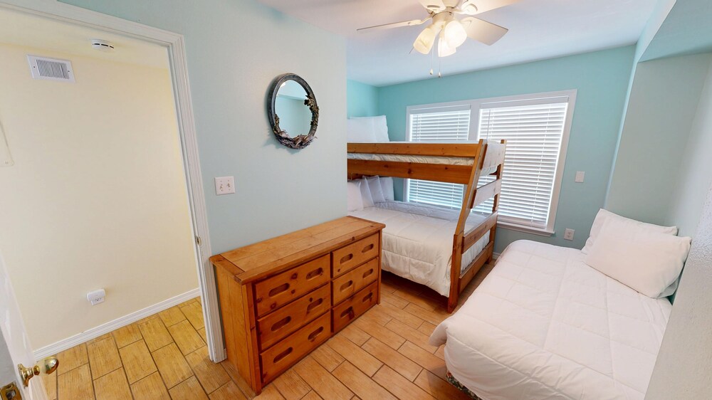 Canal Breeze Cottage 4 Bedroom Home