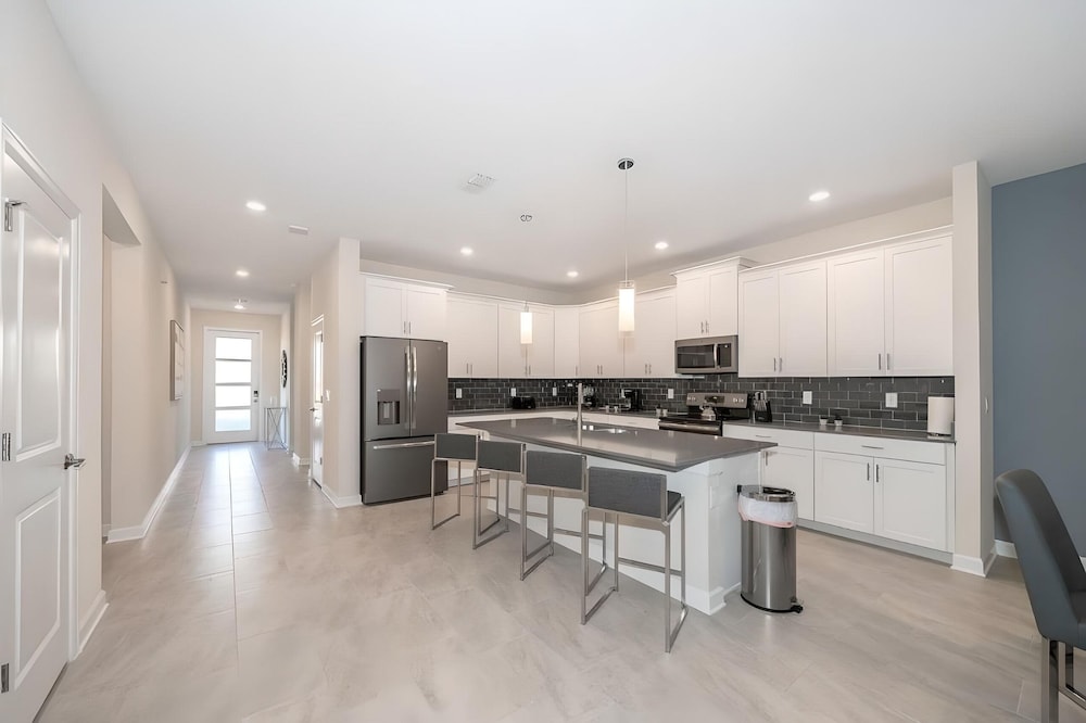 Sleeps 17 - Luxury 6bdhome With Pool Storey Lake