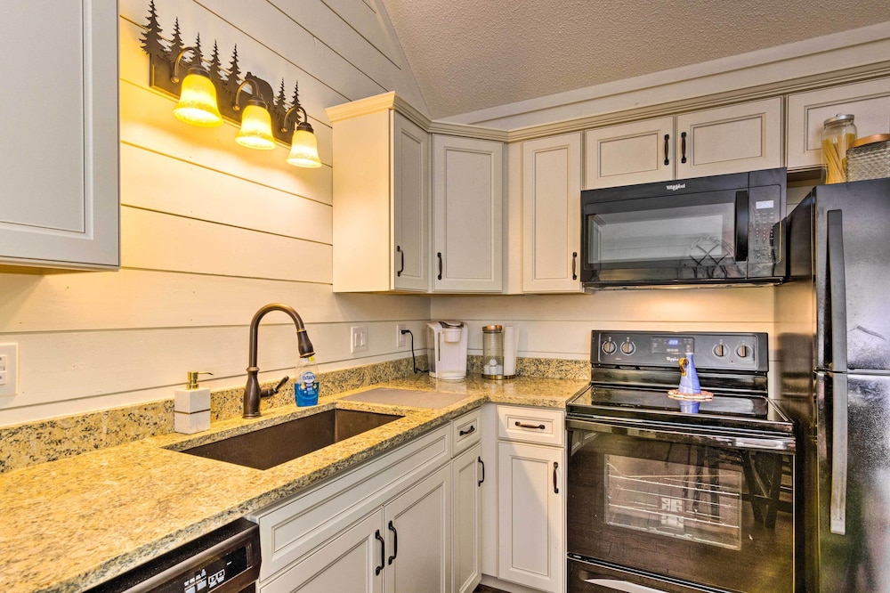 Elegant Sapphire Valley Studio w/ Resort Amenities view 3