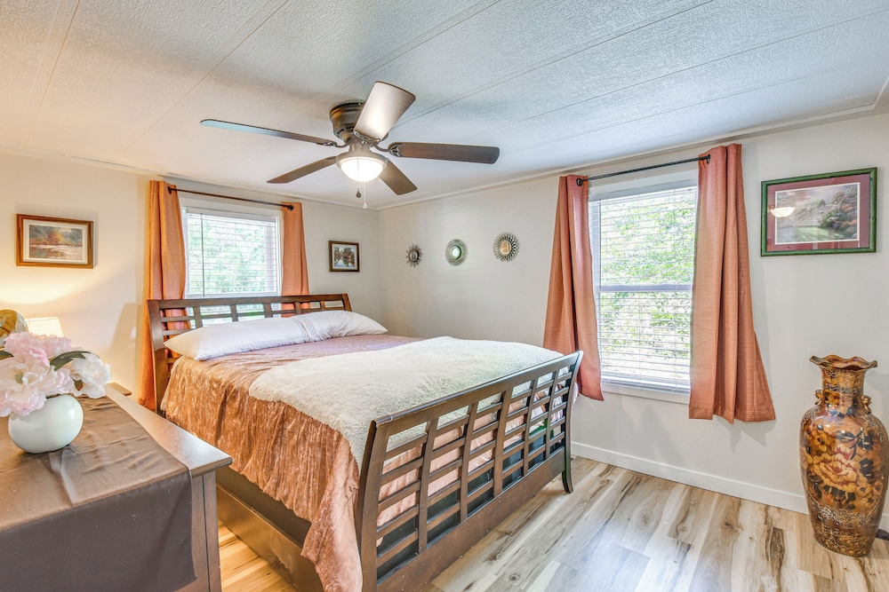 Boat, Fish, Relax: Lake Russell Retreat w/ Dock