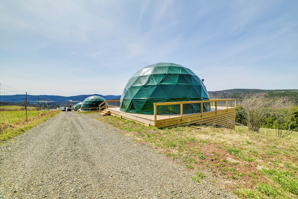 The Bear Dome w/ Barrel Hot Tub in Franklin!