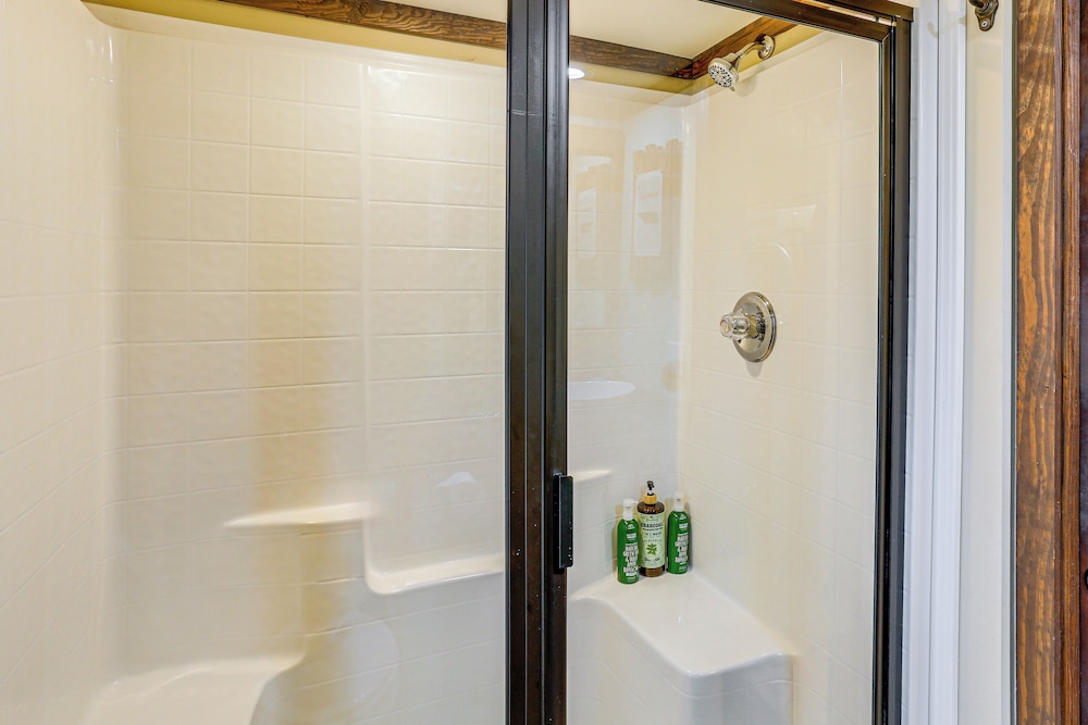 On-site Trails + Furnished Deck: Monteagle Escape!