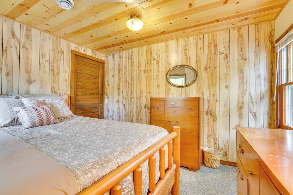 Hatfield Family Home on Lake Arbutus: Boat & Hike