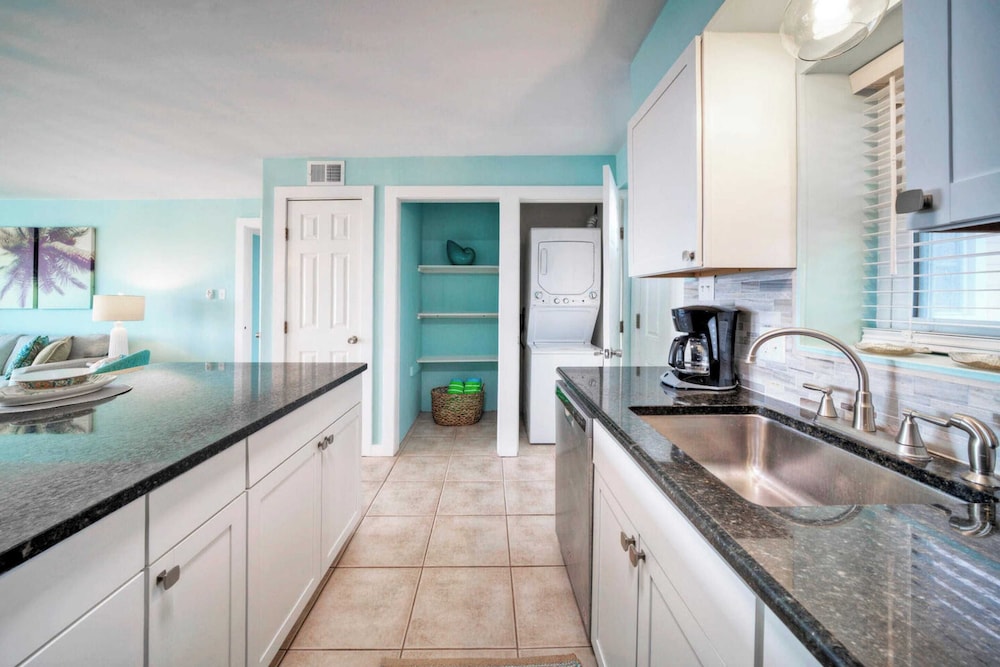 Sleeps 18 2 Beachfront Condos w/ 2 Pools, Tennis/pickleball, Beach Boardwalk