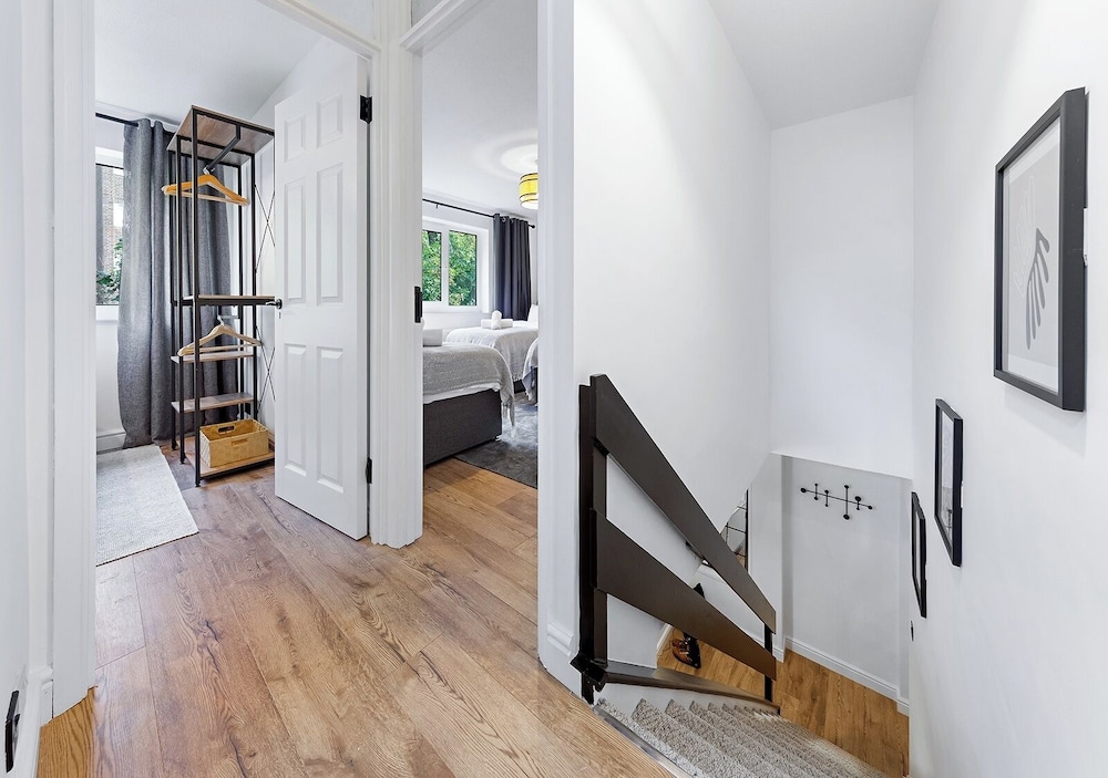 2BR Flat, Free Parking, Close to Airport & Centre