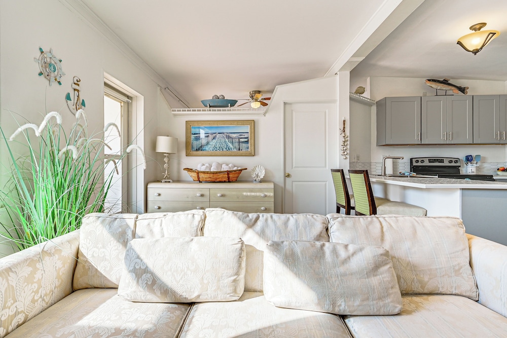< 1 Mi to Hudson Beach: Waterfront Apt w/ Dock