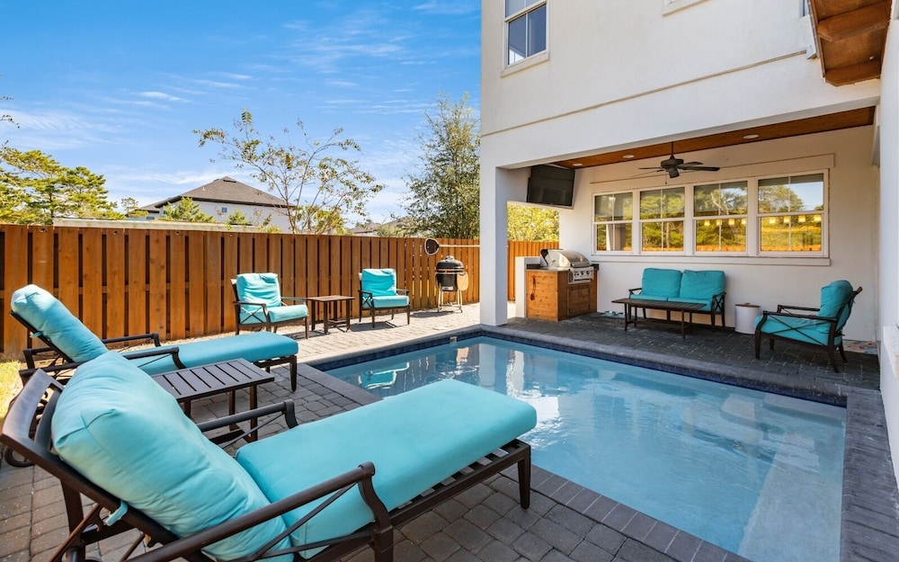 5BR Home w/ Private Heated Pool, Golf Cart, 4 Bikes, Near 30a!
