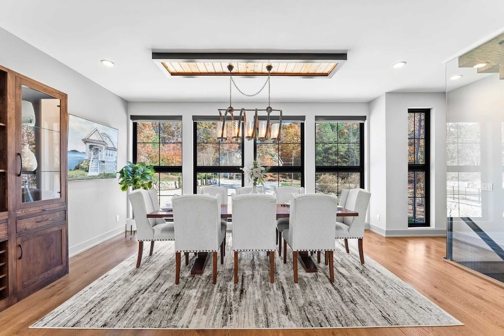 The Grand on Greenbay-7 Bedrooms Sleeps 21 Modern new Build