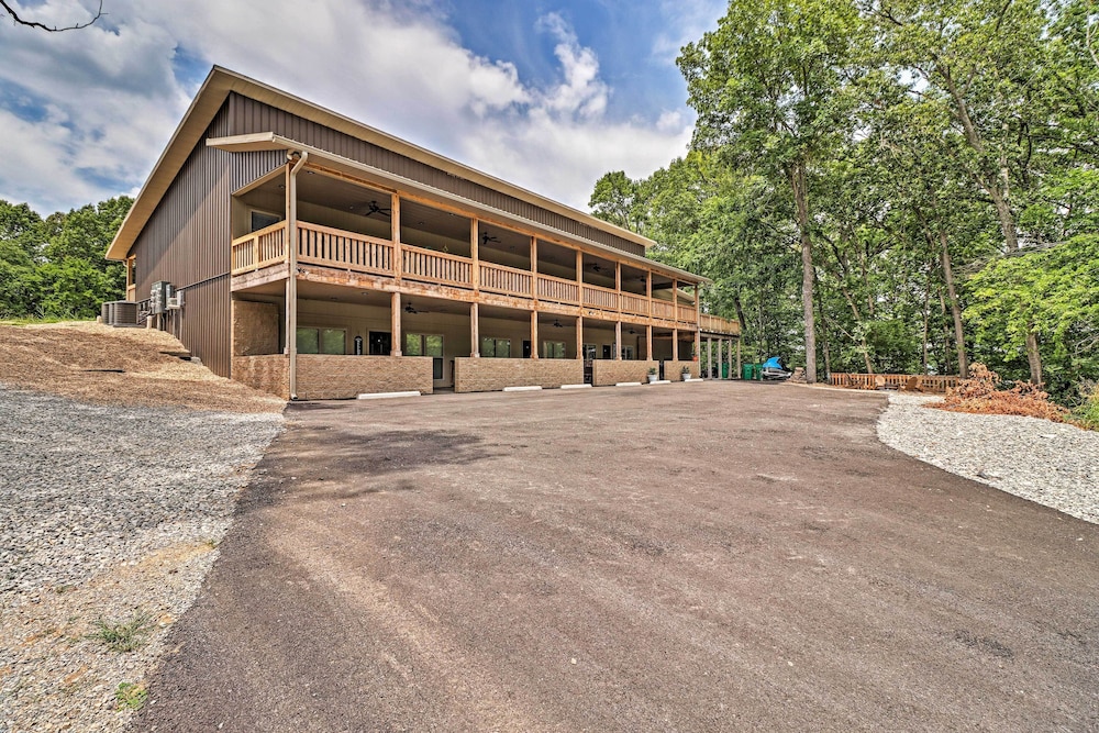 Dtwn Bull Shoals Condo: 1 Mi to Lake Access! view 4