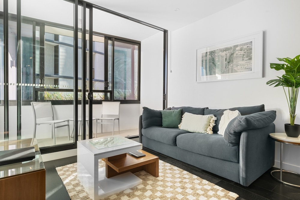 City Escape With Balcony & Resort-style Amenities