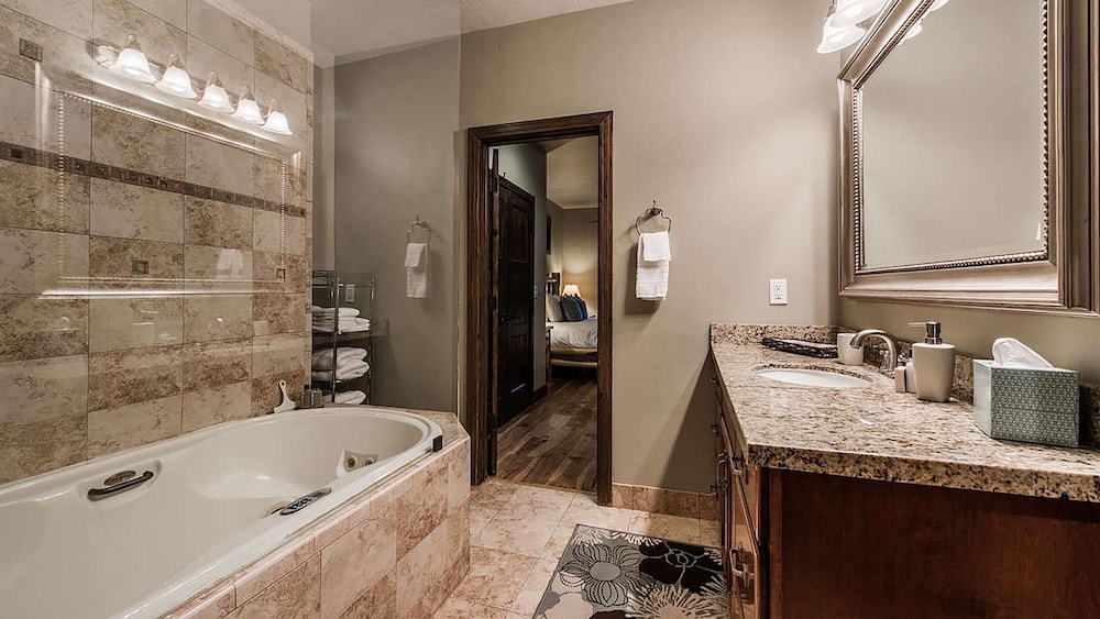 Red Hawk by Avantstay Charming Cabin w Theatre Spa 5mins to Deer Valley Mtn