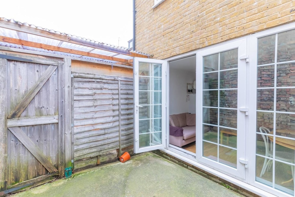 Studio W/private Patio Heart of Brixton, London!