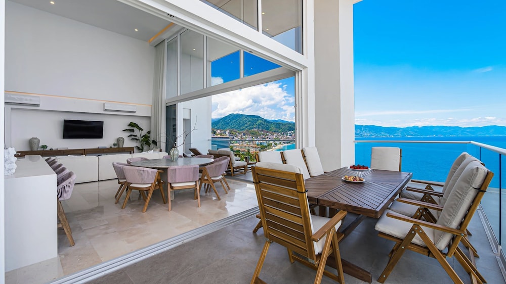 Beachfront Luxury 4BR Penthouse With Incredible Ocean Views