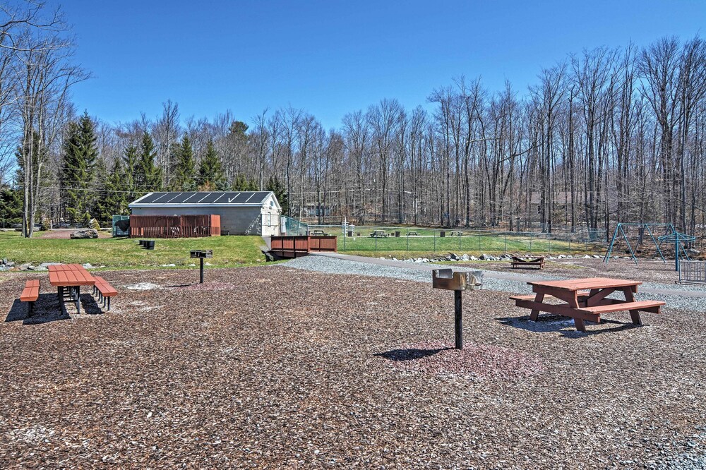 Deck & Resort Amenities: Arrowhead Lake Home! view 3