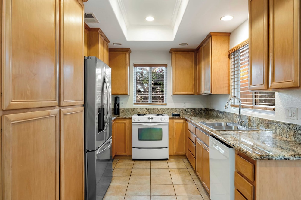 Walk to Dining, Mission + Pacific Beach, and Bars/nightlife Private Backyard