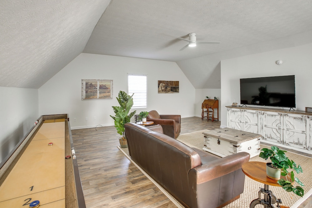 Private Deck & Game Room: Portland Group Getaway