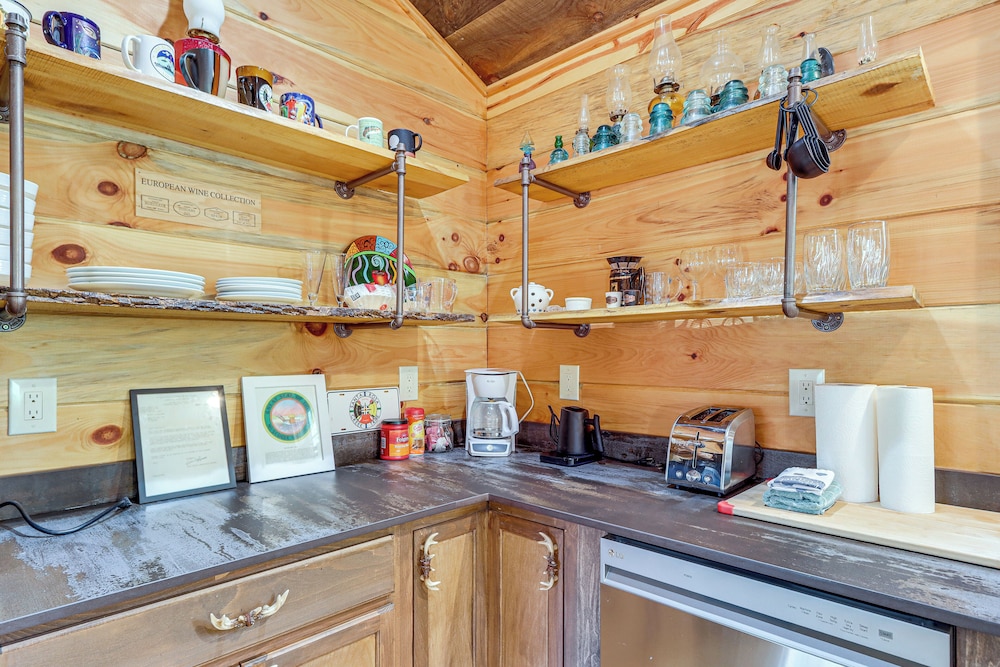 Couple's Retreat: Mtn-view Cabin in Blue Ridge!