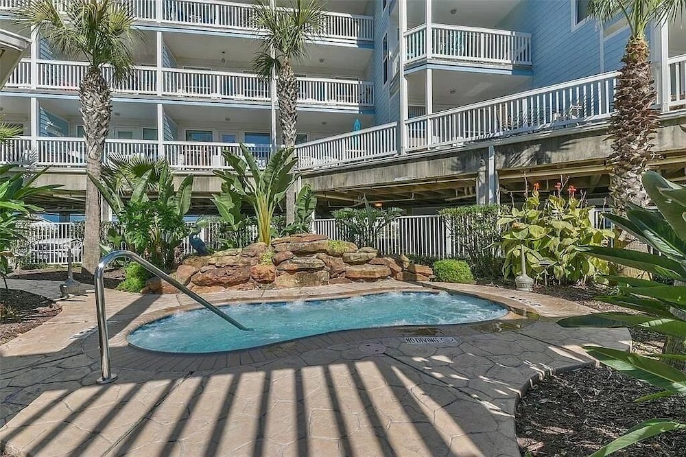 Seascape 1111 2 Bedroom Condo by RedAwning view 4