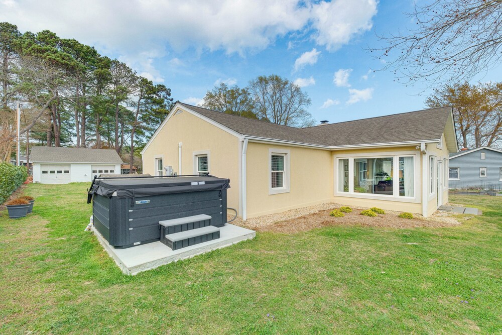 Hot Tub & Dock: Riverfront Cottage in Deltaville