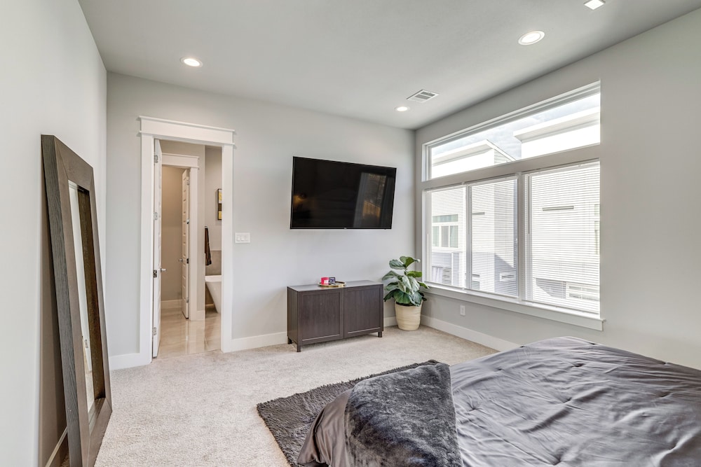 Close to Restaurants: Houston Haven w/ Balcony!
