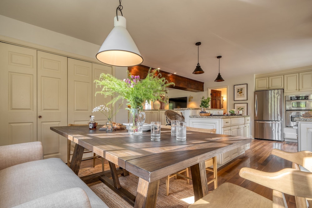 Cortland by Avantstay Charming Heritage Estate w Private Lake Pool