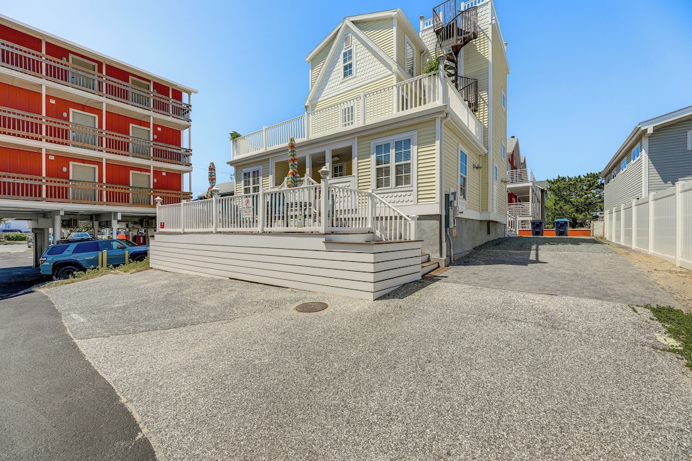 Steps to Shore: Newly Renovated Dewey Beach Home!