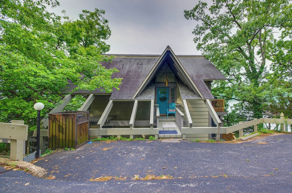Waterfront Views & Resort Perks: Osage Beach Home view 4