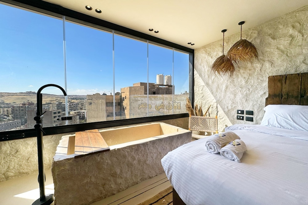 The 2 BDR Pyramids Vista w/ Bathtub