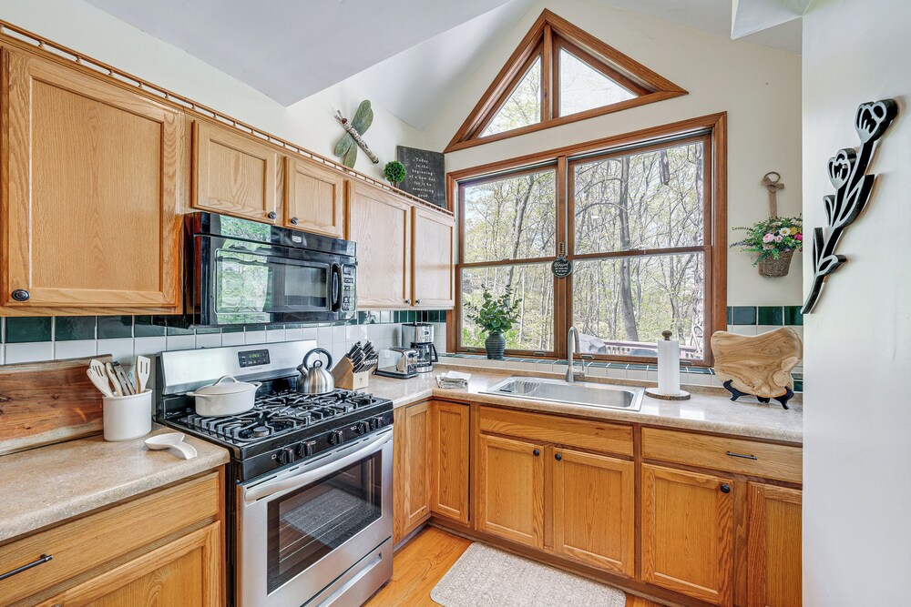Charming Cottage: Steps to Lake Wandawega!