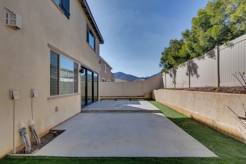 Luxurious & Spacious Family Duplex in Menifee!