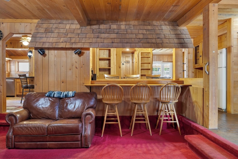 Pet-friendly 3BR Lake House Firepit + Pier
