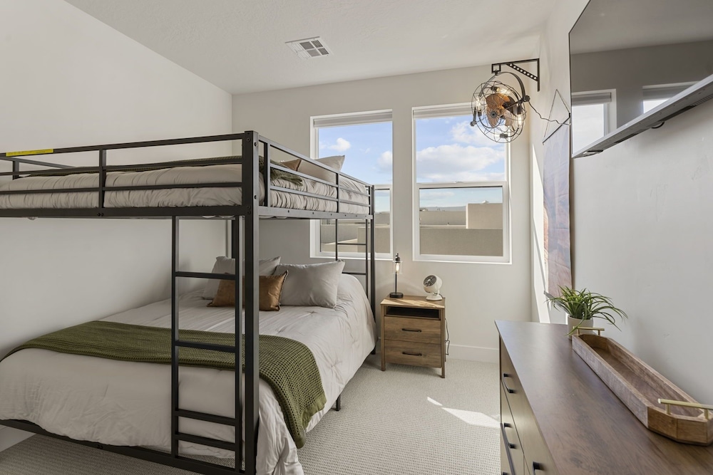 St. Gorgeous 3 Bedroom Condo